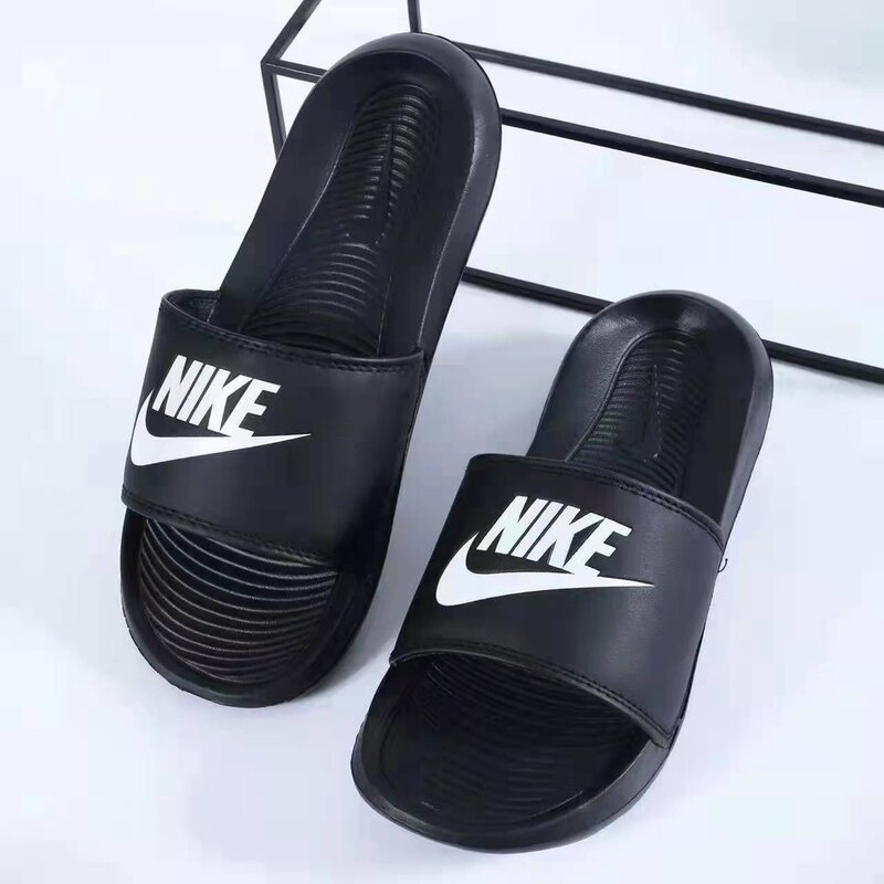 Đôi dép được gắn lên một chiếc logo thương hiệu Nike, được làm từ cao su, mang lại sự bền bỉ và độ rõ nét cao.