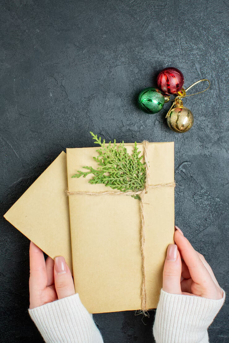 Mẫu bao thư giấy kraft trang trí với lá cây