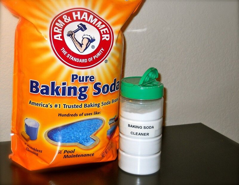 Hình ảnh về baking soda - nguyên liệu dùng để tẩy chữ in trên cốc thủy tinh.