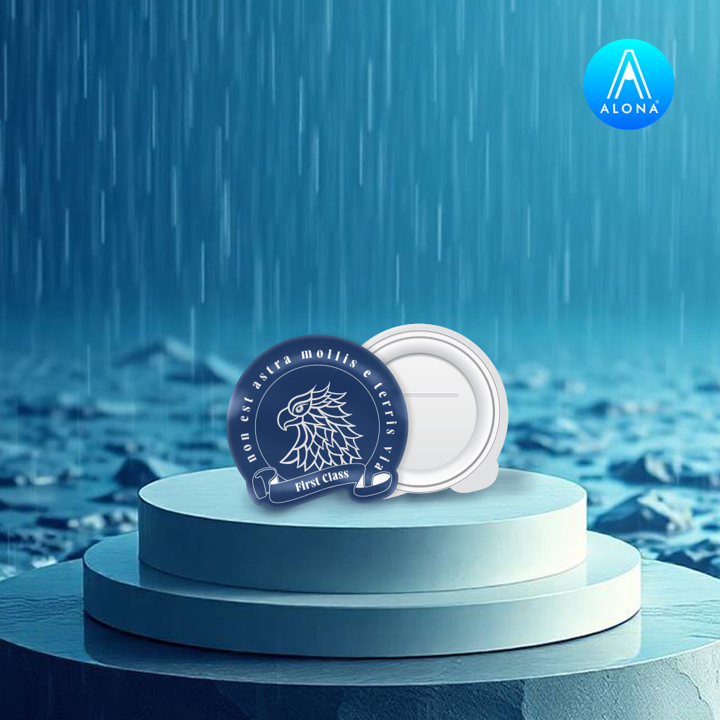 Huy hiệu First Class M.S.S với biểu tượng đại bàng trên bục trưng bày do Alona thiết kế tinh xảo 