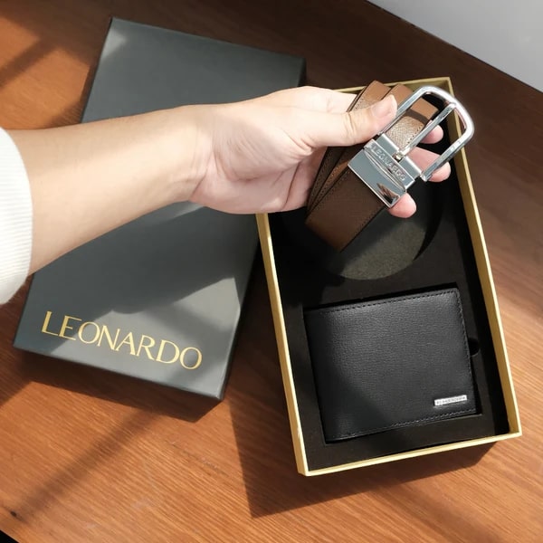 Hộp quà tặng thương hiệu Leonardo gồm ví da màu đen và thắt lưng da nâu sang trọng