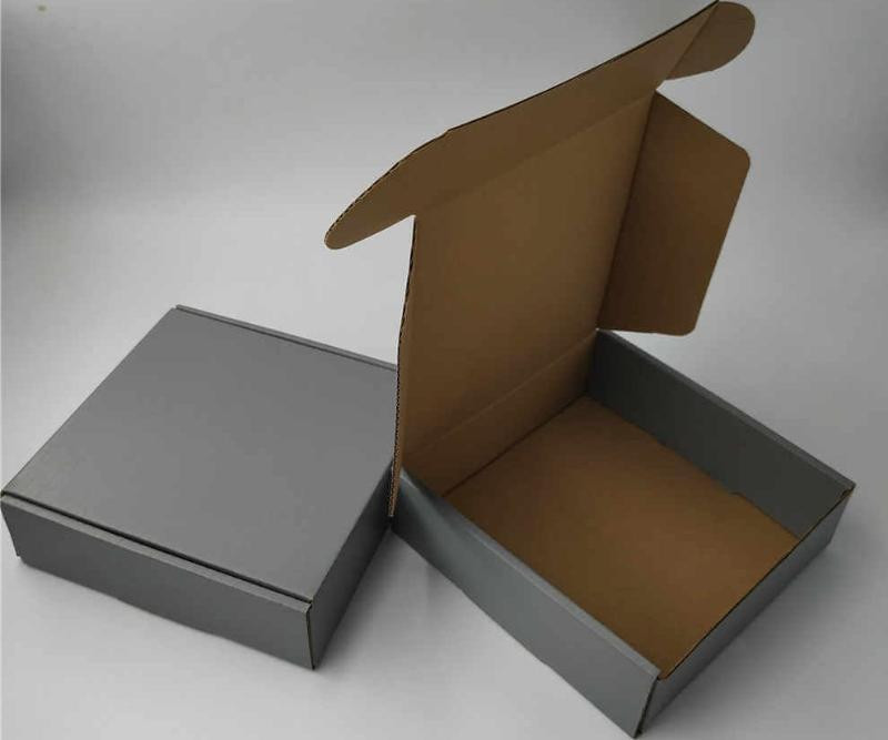 Mẫu hộp giấy đựng quần áo nắp gài màu xám trung tính