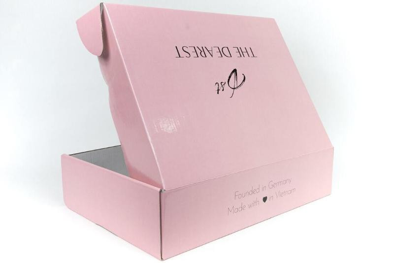 Chất liệu giấy cần cứng cáp, có độ dai cao và chịu được lực tác động tốt