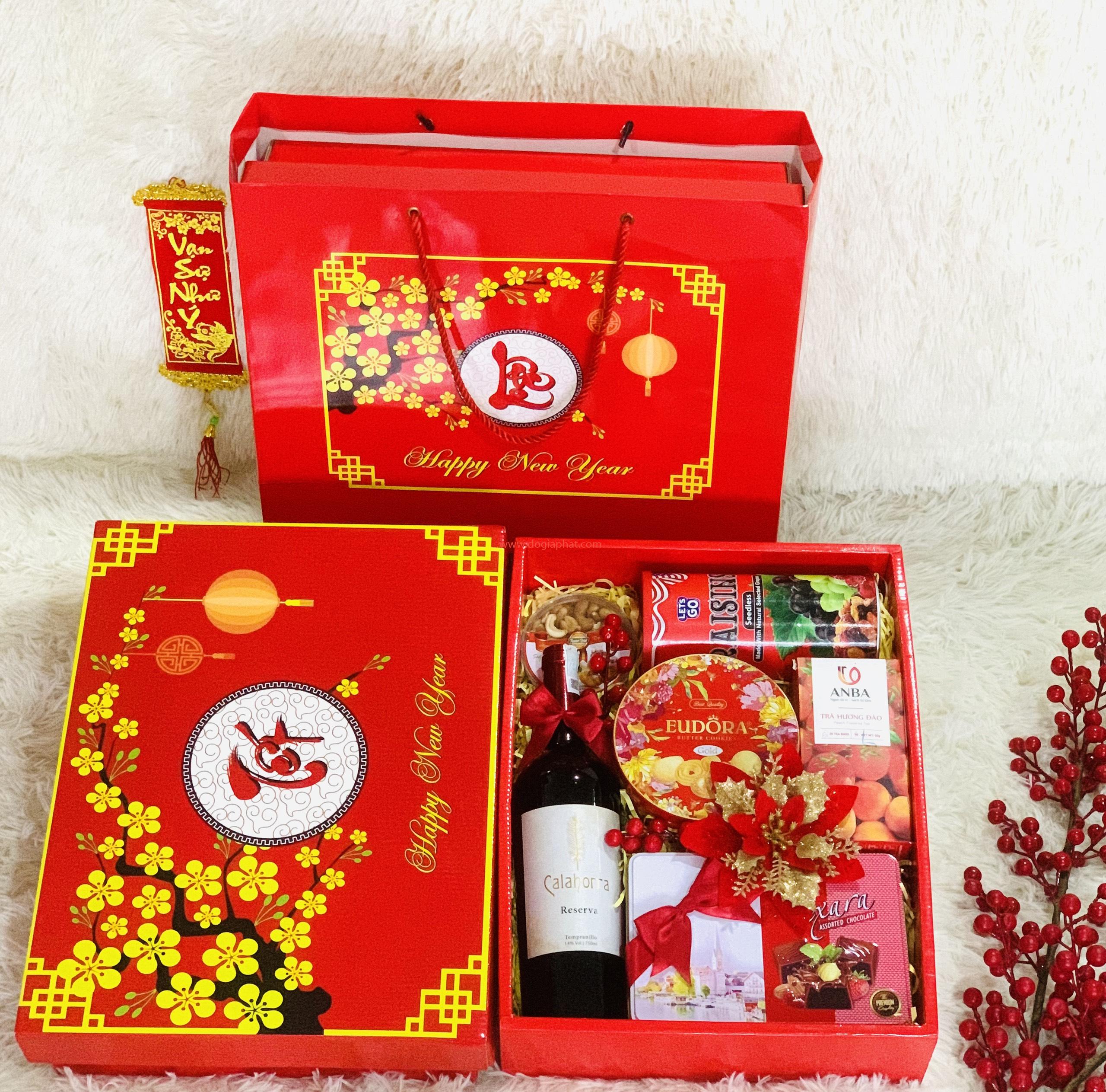 Mẫu hộp quà Tết in họa tiết truyền thống như hoa mai