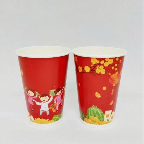 Ly đỏ trơn với điểm nhấn nhỏ như linh vật mini