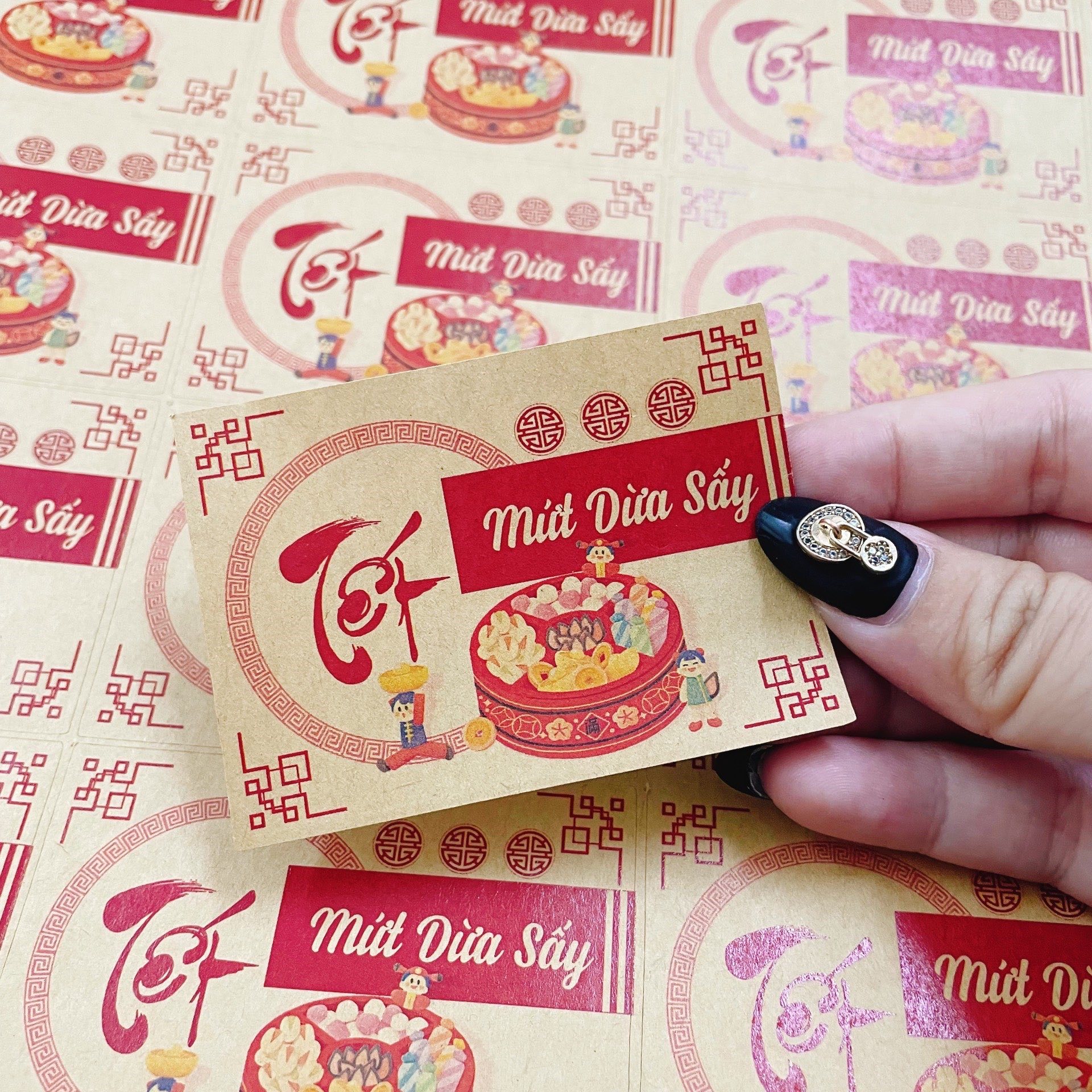 Tem nhãn dán Tết câu đối thư pháp