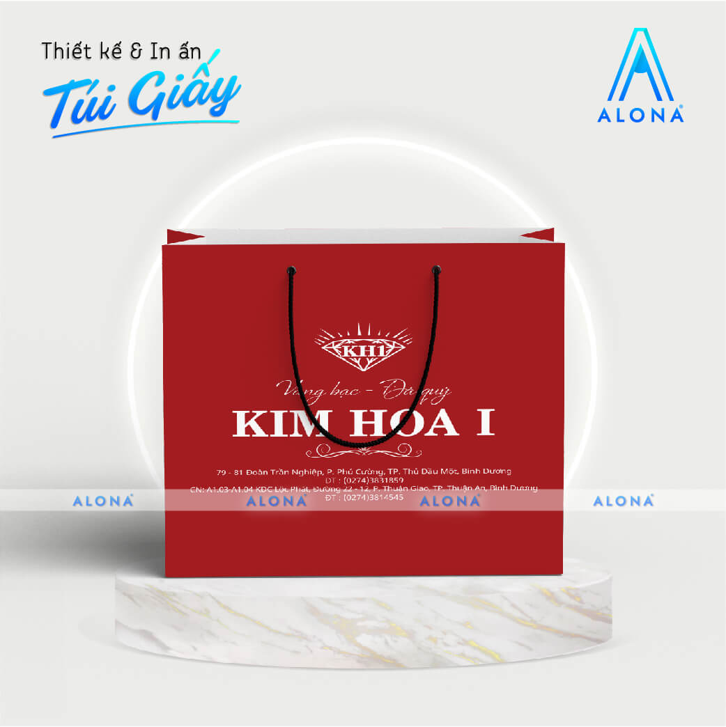 Túi giấy màu đỏ nổi bật, in logo và dòng chữ trang trọng