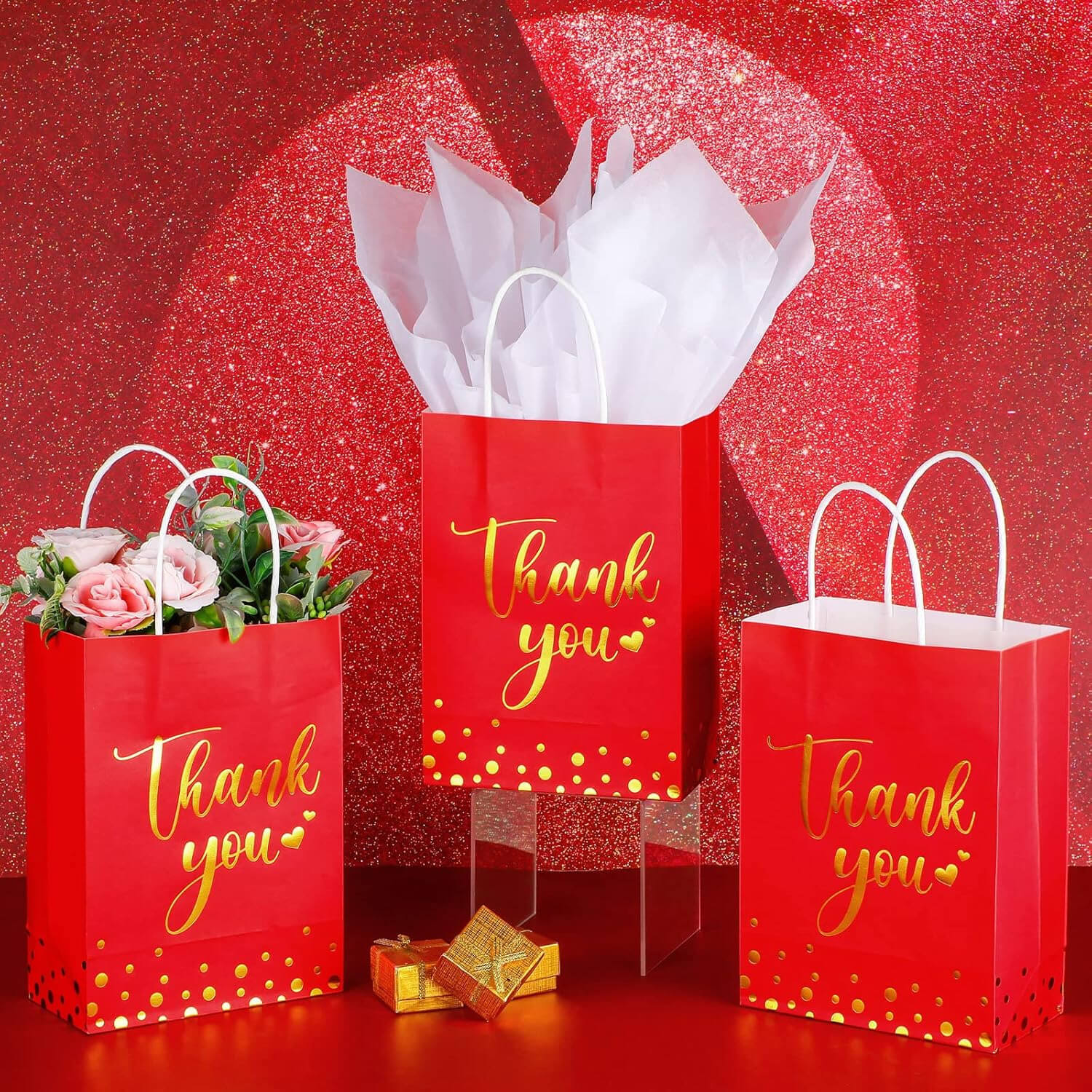 Túi giấy đỏ thiết kế đơn giản với dòng chữ ánh kim, họa tiết chấm tròn vàng ở đáy