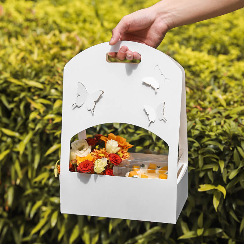 Túi giấy đựng hoa trắng với họa tiết bướm cắt nổi