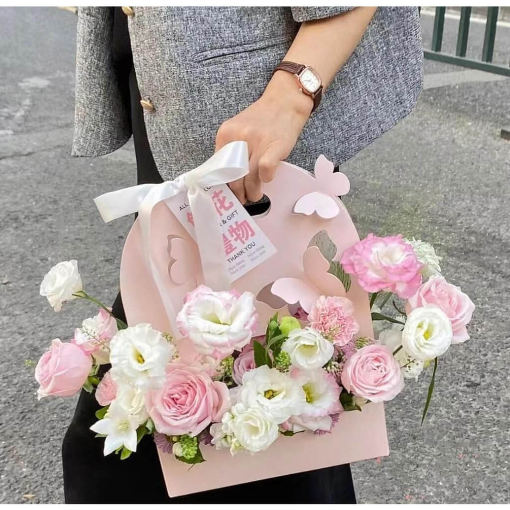 Túi giấy đựng hoa màu hồng, thiết kế cắt hình bướm tinh tế và trang nhã
