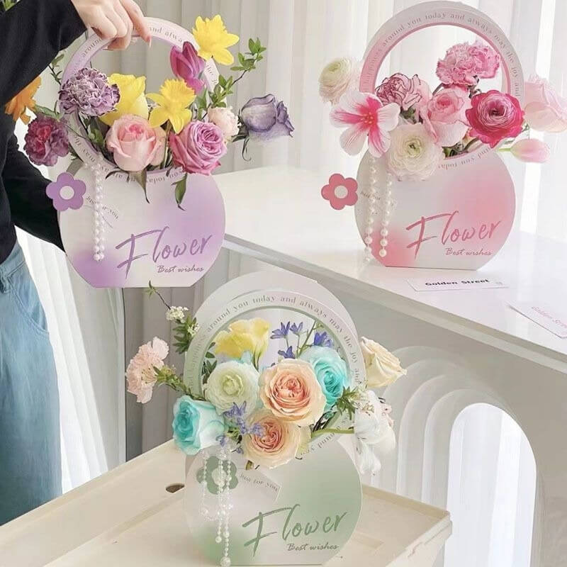 Túi giấy đựng hoa phối màu pastel, điểm hạt ngọc trai trang trí nhẹ nhàng 